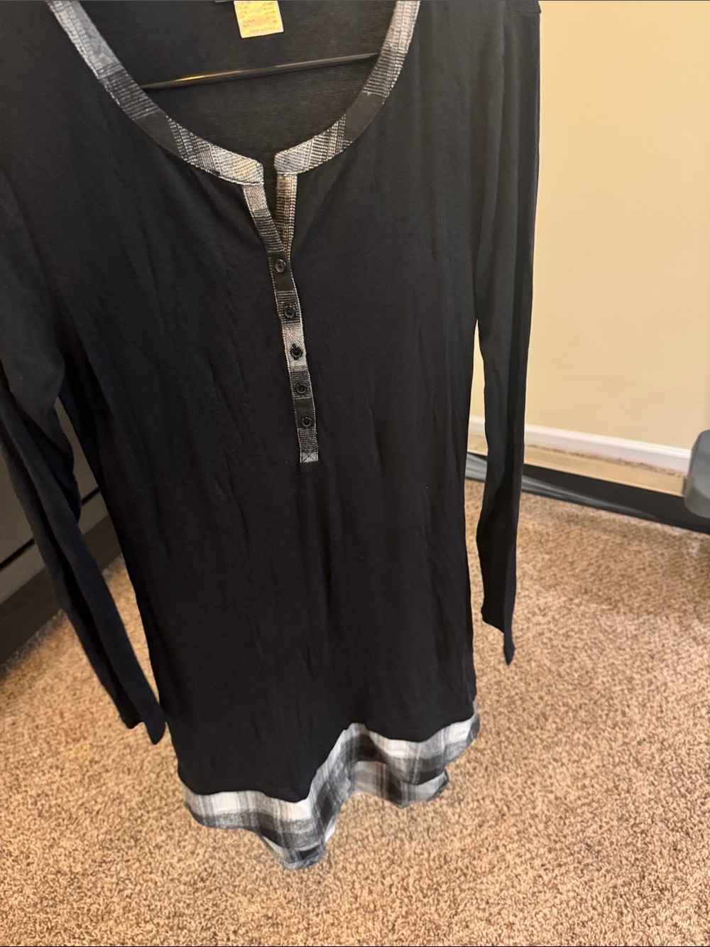 VENUS Black Long-Sleeve Henley with Gray Plaid Trim